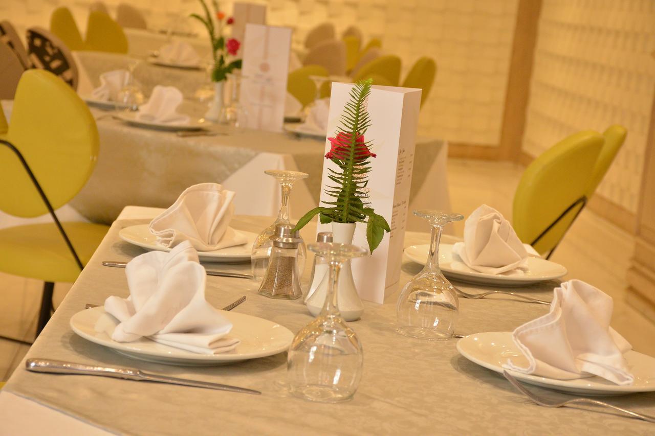 Oum Palace Hotel & Spa คาซาบลังกา ภายนอก รูปภาพ